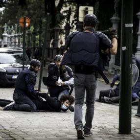 Belçika'da polis, bir gencin boynunun üzerine diz çöktü