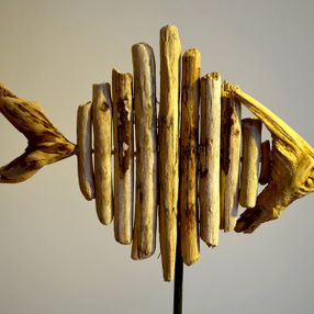 Sahilden topladığı ağaç parçalarını sanat eserine dönüştü