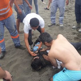 Hatay'da rip akıntısına kapılan kadının kurtarılma anı