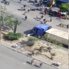 Lübnan'da protestocular, Esad'a giden yardımı durdurdu