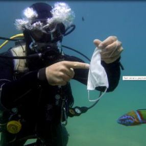 Antalya'da su altında 'maske ve eldiven' kirliliği