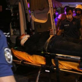 Levent'te metro istasyonunda bir kadın, raylara atladı