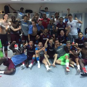 Trabzonsporlu futbolcuların soyunma odası coşkusu