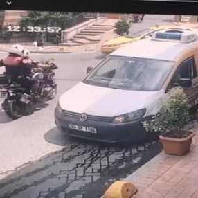 Beyoğlu'nda motosikletli polisler kaza yaptı