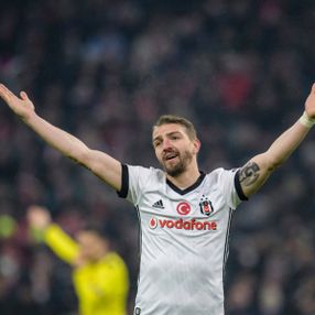 Beşiktaş, Caner'le yollarını ayırıyor