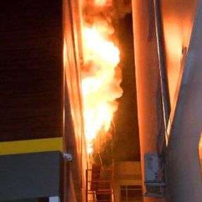 Kartal'da 4 katlı binada 3 araç ve 100 halı yandı