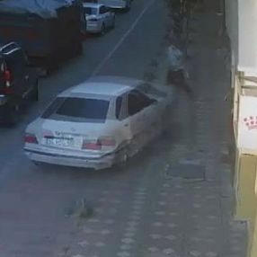 Zeytinburnu'nda otomobil, doğalgaz borularını patlattı