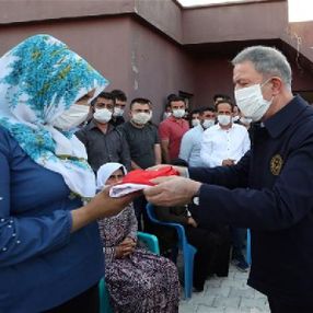 Bakan Akar, şehit eşinin bayrak isteğini yerine getirdi