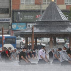 Ankara'da sağanak altında cuma namazı
