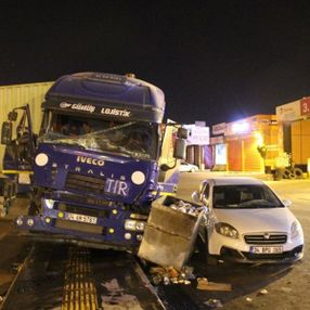 Seyir halindeyken uyuyan tır şoförü kaza yaptı