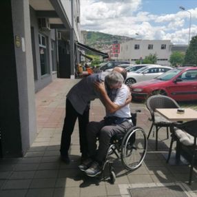 Bosna'daki savaşta hayatını kurtaran adamla buluştu