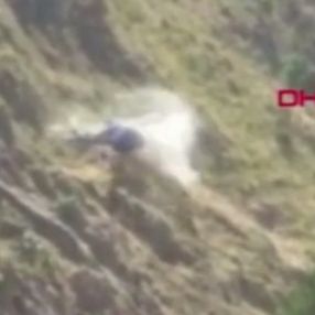İtalya’nın helikopter sarp kayalıklara çarptı