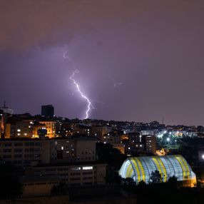 İstanbul'da şimşekler geceyi aydınlattı
