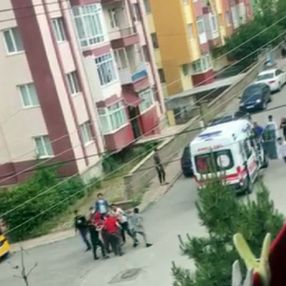 Sivas'ta küçük kıza çarpan sürücüye darp anı kamerada