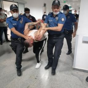 Aksaray'da alkollü sürücü 1 bekçi ve 1 polisi yaraladı