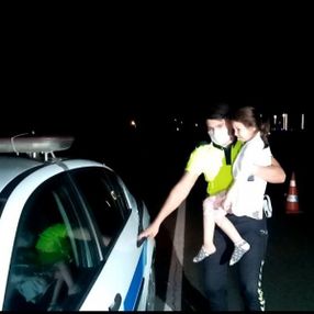 Kaza sonrası ağlayan küçük çocuğu polis sakinleştirdi