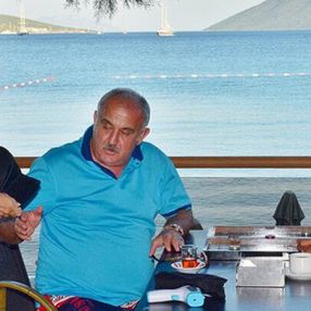 Faik Öztürk, tavlada yenilince fenalaştı