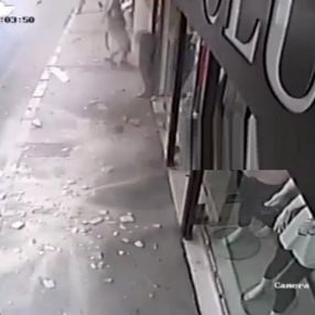 İzmir'de kaldırımdaki kişinin önüne beton parçaları düştü