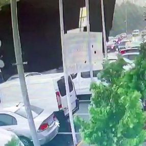 İstanbul'da sağanak: Tıp merkezinin çatısı uçtu
