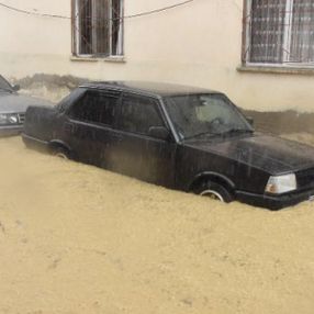 İzmir'de sağanak sonrası yollar göle döndü