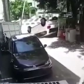 Aracını aldıktan 10 saniye sonra kaza yapan sürücü