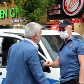 Sakarya'da maske uyarısı yapan polislere tepki gösterdi