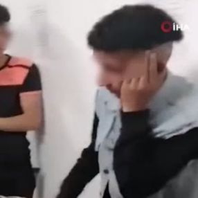 İtalya'da polis şiddeti: Birbirlerine tokat attırdı
