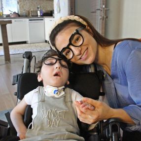 Antalya'da ağır hasta minik YouTuber'ı yüz binler izliyor