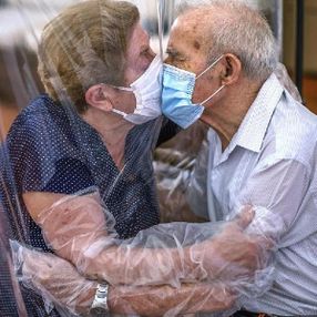 İspanya'da koronavirüsün ayırdığı yaşlı çift kavuştu