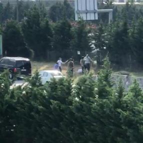 Esenler'de yol kenarında bekleyen kişiyi dövdüler