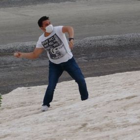 Van'daki 3 bin rakımlı bölgede kar topu oynanıyor