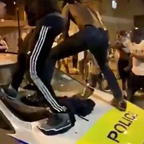 İngiltere'de izinsiz partide polise saldırdılar
