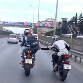 Trafikte dans edip, yumruk atan magandalar
