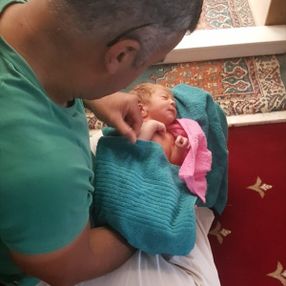 Antalya'da cami avlusuna bırakılan bebeği cemaat buldu