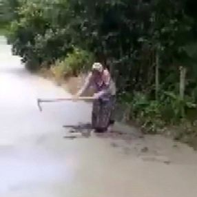 Giresun'da yaşlı kadın, beton dökülen yolu bozdu