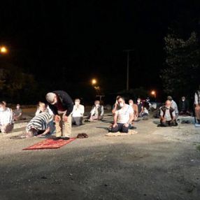 Sakarya'da imama kızıp, namazı kıraathane önünde kıldılar