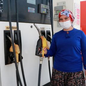 Burdur'da şalvarlı ve yazmalı kadın istasyonda çalışıyor