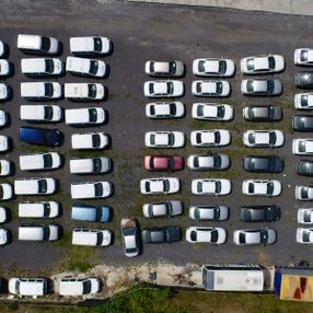 Servet değerindeki otomobiller otoparkta çürüyor