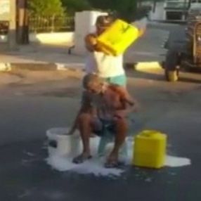KKTC’de süt banyosu ile protesto