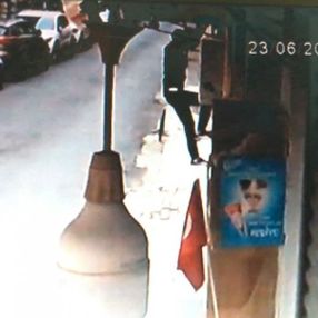 Fatih'te camdan bilgisayar atarak hırsızlık kamerada