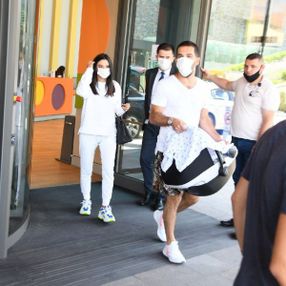 Arda Turan, doğum yapan eşini hastaneden çıkardı