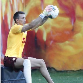 Muslera ayağı alçılı halde idmana çıktı