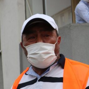 Sivas'ta oğlu kazada yaralanınca, caddeyi iple kapattı