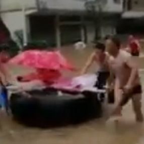 Hamile kadın sel felaketinin ortasında doğurdu