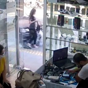 Manisa'da kaldırımda yürüyen yayaya otomobil çarptı