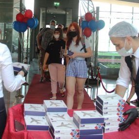 Turistler Dalaman'da lokum ikramıyla karşılandı