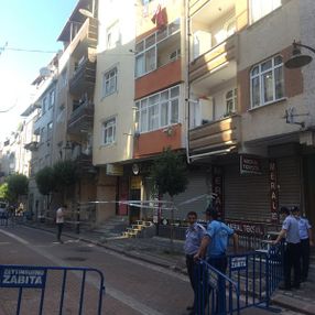 Zeytinburnu’nda 4 katli bina, çökme riskiyle boşaltıldı