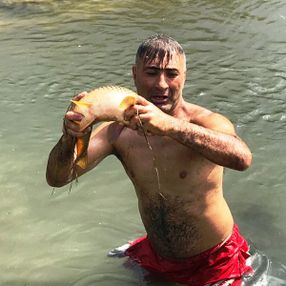 Iğdır’da çıplak elle balık tutuyor