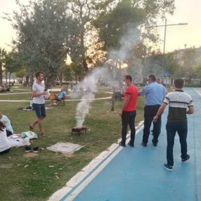 İzmir'in sahillerinde mangallar toplandı