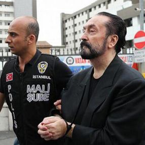 Adnan Oktar, maske takmayınca salondan atıldı